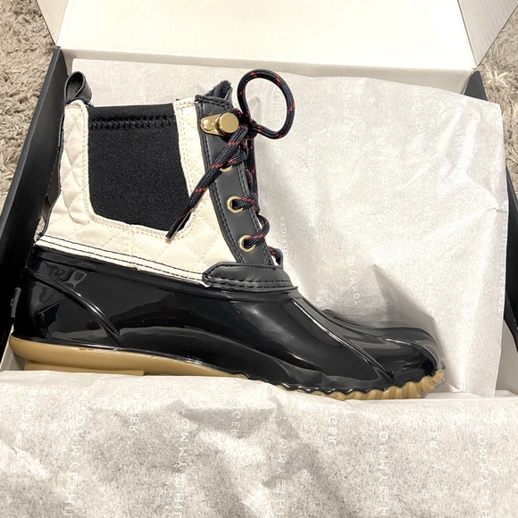 (NIB) Tommy Hilfiger Dark Blue Hada Duck Boots. Sz. 7 - Picture 8 of 9
